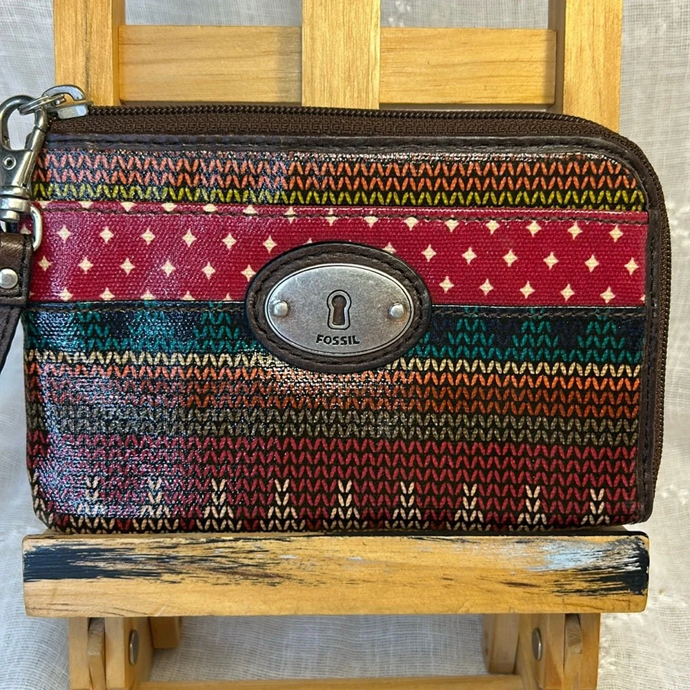 Fossil almost NEW leather wallet zip around wallet wristlet